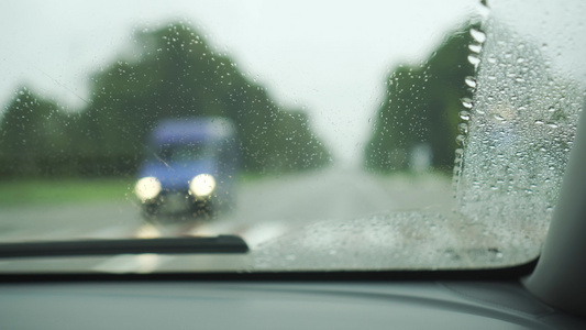 擦拭汽车前玻璃的雨刷器视频