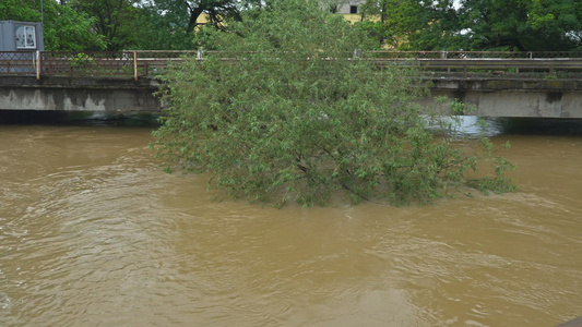 暴风雨造成许多洪涝地区,河水中快速高水位上升视频