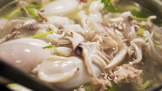 厨师的慢动作拍下一汤乌贼。 由鱿鱼制成,里面塞满了小猪肉和汤。关闭视频