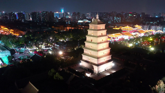 航拍陕西西安大慈恩寺内的大雁塔夜景灯光秀视频