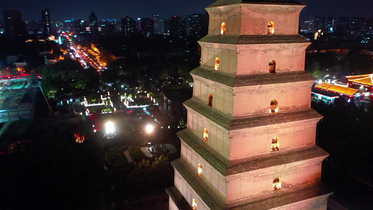 航拍陕西西安大慈恩寺内的大雁塔夜景灯光秀视频