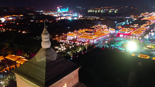 航拍陕西西安大慈恩寺内的大雁塔夜景灯光秀视频