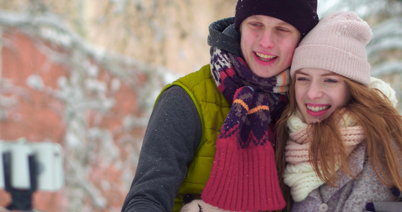 快乐的年轻夫妇 在冬季公园玩得开心视频