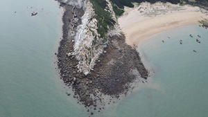 航拍海边风化礁石岛屿19秒视频