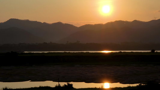 夕阳下的山水风景[画境]视频