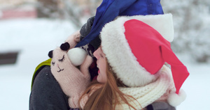 快乐的年轻夫妇在冬季公园玩得开心9秒视频