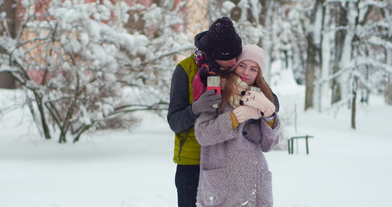 快乐的年轻夫妇在冬季公园拥抱视频