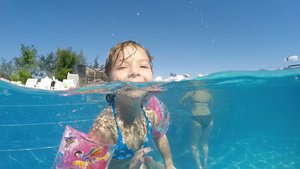 少女漂浮在温泉热泳池上30秒视频
