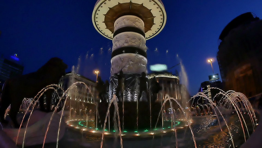 红色喷泉在马塞多尼亚斯库佩热的慢运动视频