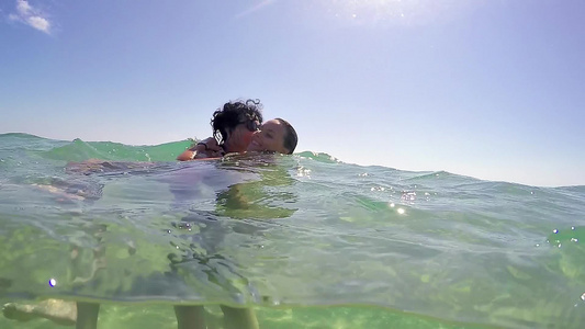 在海碧绿的水中拥抱和微笑视频