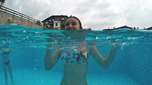在游泳池里玩得开心的年轻女孩视频