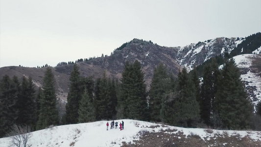 人们在山上的冬季森林里 放松着视频