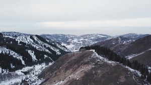 山顶积雪航拍远景25秒视频