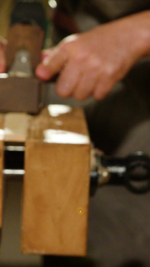 工匠拇匠刨木头工作特写升格视频木制品35秒视频