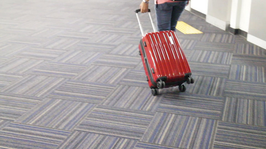 机场客运滚车行李箱视频