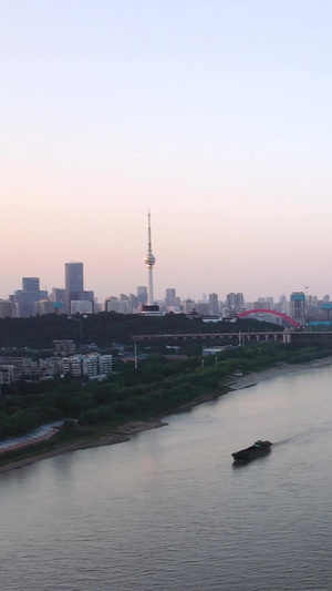 航拍风光城市长江江景交通运输游船桥梁城市天际线素材写字楼100秒视频