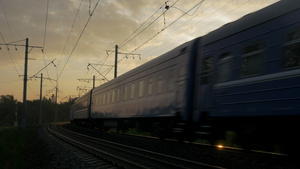 日落时乘火车穿过农村地区32秒视频