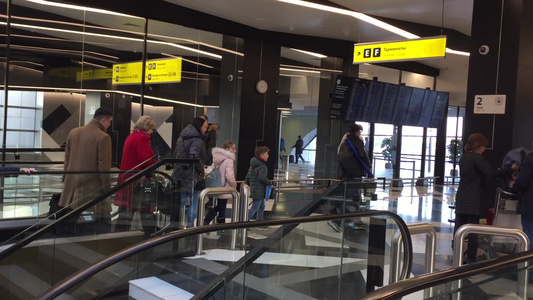 2019年6月21日:机场候机楼楼梯上行驶的乘客。 人们在现代机场谢雷梅捷沃出发或抵达地区乘坐扶梯移动视频