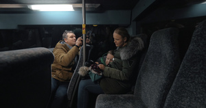 妈妈和儿子在公共汽车上使用手机35秒视频