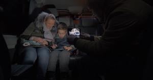 手机拍摄母亲和孩子乘坐小面包车旅行13秒视频