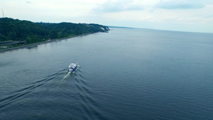 私人船舶在山区海岸线上航行13秒视频