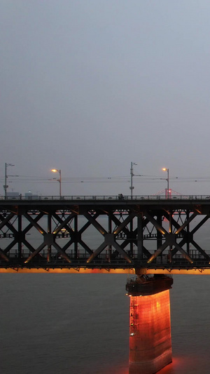 航拍城市公铁两用桥梁武汉长江大桥道路灯光夜景车流街景素材夜景素材74秒视频