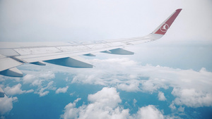 旅行途中飞机机翼云层蓝天24秒视频