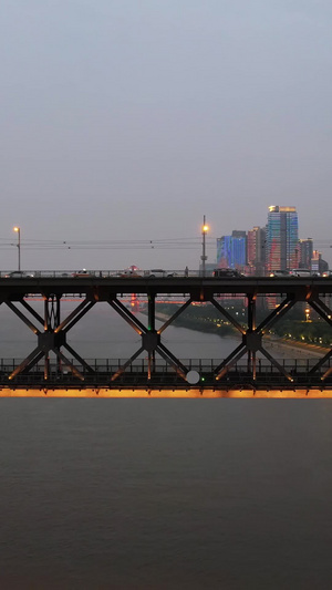 航拍城市公铁两用桥梁武汉长江大桥道路灯光夜景车流街景素材车流素材74秒视频