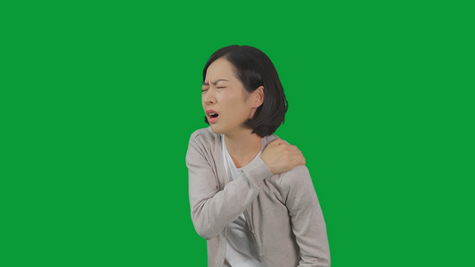 4K绿幕女性肩周炎患者视频