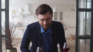 浪漫情侣庆祝家庭红酒成功27秒视频