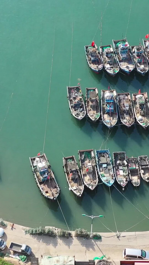 海边渔港码头及整齐排列的渔船航拍视频海滨风光25秒视频