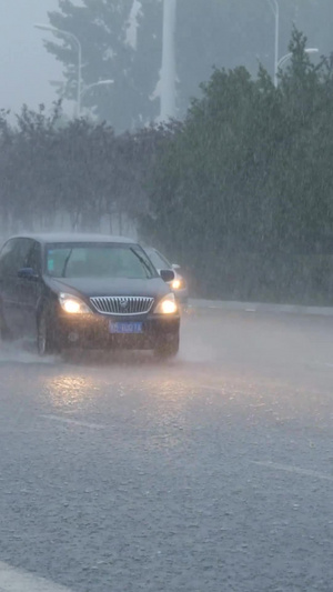 升格暴雨下的车流雨中行车43秒视频