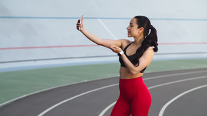 在现代赛道手机上自拍照片的运动员30秒视频