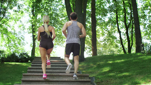 在夏日公园的晨跑中一对夫妇攀爬楼梯15秒视频