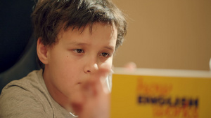 男孩专注于阅读一本书24秒视频