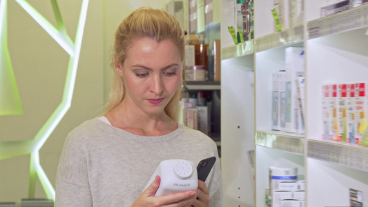女性使用智能手机，在购买药物时在线浏览信息视频