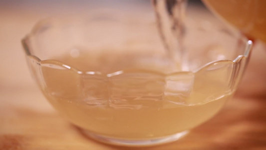 玻璃碗装菠萝果酒视频