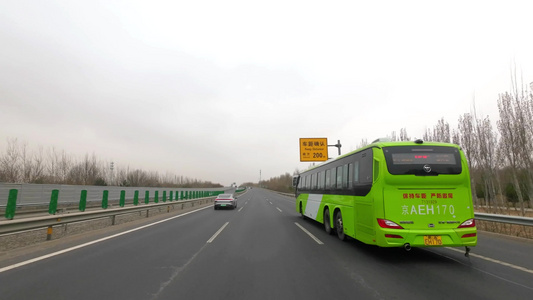 雾霾天气下行驶在高速公路上开车第一视角视频