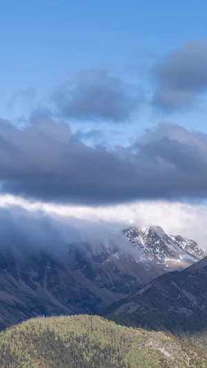 亚拉雪山侧缝延时川西雪山10秒视频