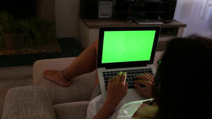 一名年轻妇女在她的笔记本电脑上工作23秒视频