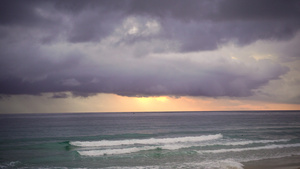 暴风雨在季风季节时落到大海中16秒视频