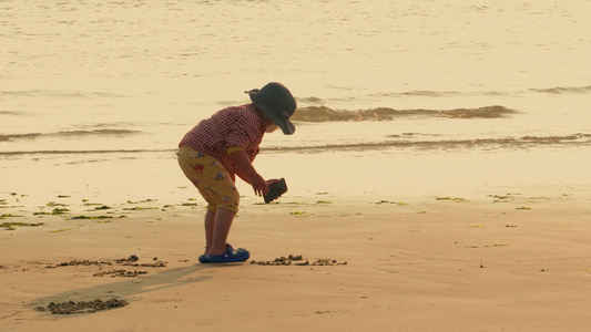 沙滩边玩耍的小孩子玩沙子海边童年视频