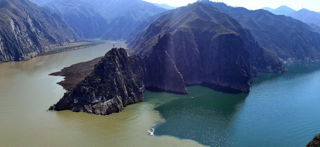 甘肃永靖县刘家峡黄河与洮河交汇处轮船驶过[盐锅峡]视频