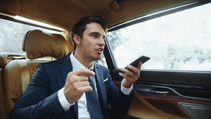 在现代车厢里商业男性用智能手机回复消息15秒视频