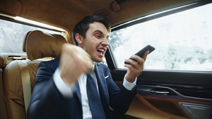 成功的商人在现代汽车里将语音信息录给智能手机7秒视频
