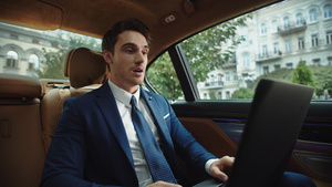 商人在车上的笔记本电脑进行视频聊天27秒视频