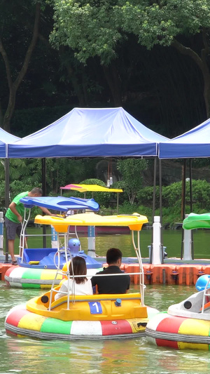 公园亲子游乐划船【该视频无肖像权，请勿商用】划船游乐70秒视频