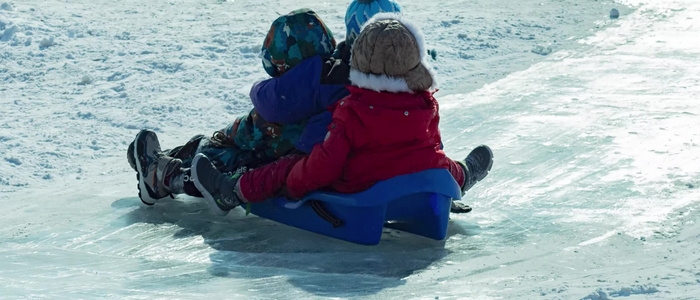 北方沈阳冬季浑河冰雪天地滑冰车的欢乐孩子视频