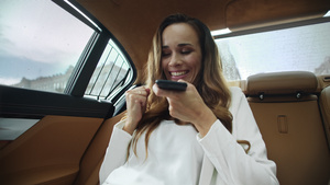 微笑的商业女性在现代汽车的智能手机上发出语音信息14秒视频