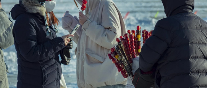 北方沈阳冬季浑河冰雪天地玩买糖葫芦的女孩视频